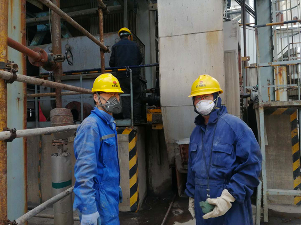 剛才3號(hào)爐膛出來(lái)的動(dòng)力車(chē)間設(shè)備技術(shù)員魏曉明、機(jī)械修造部技術(shù)員王明科.jpg