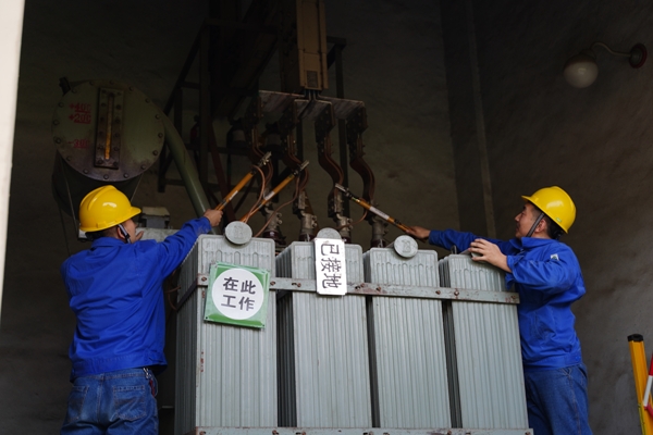 3、安措小組正在對變壓器做安全措施.JPG