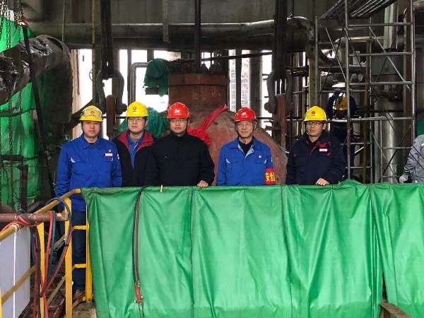 共同見(jiàn)證“工齡25年”氣提塔成功“退役”.jpg