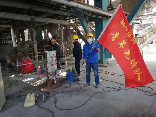 動(dòng)力車間大修剛開始時(shí)，在3號(hào)爐零米，青工從車間領(lǐng)回青年先鋒隊(duì)隊(duì)旗（魏高強(qiáng)攝[1].jpg