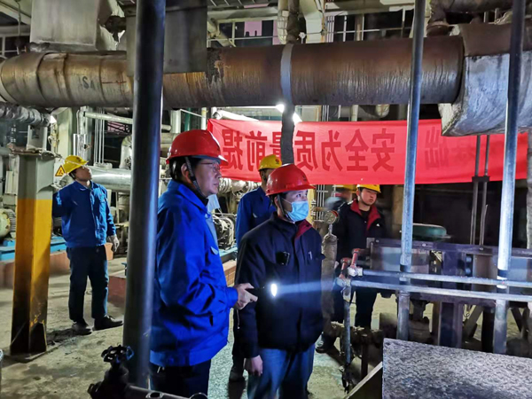 車間工藝、設(shè)備副主任到現(xiàn)場(chǎng)指導(dǎo)倒泵操作00（孟力攝.jpg