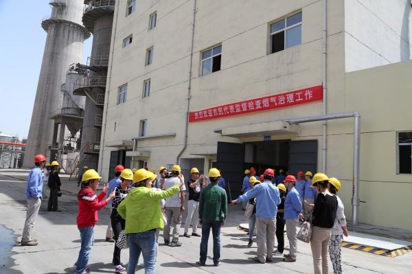 渭化集團環(huán)保開放日，渭南市民代表來渭化監(jiān)督檢查煙氣治理。.JPG