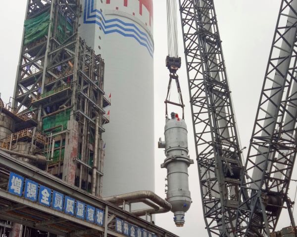 吊裝過程中的新汽提塔，尿素曾迎軍.jpg