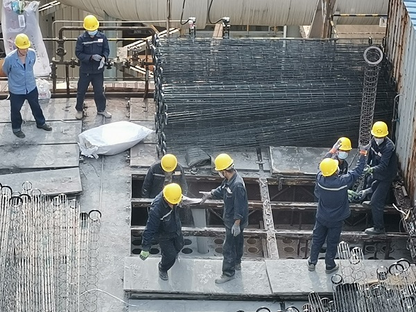 除塵器頂部濾袋更換現場.jpg