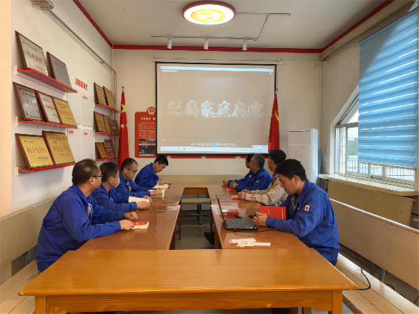 管理組、化工二班黨小組觀看學(xué)習(xí)遠(yuǎn)離家庭腐敗警示教育片(1).png