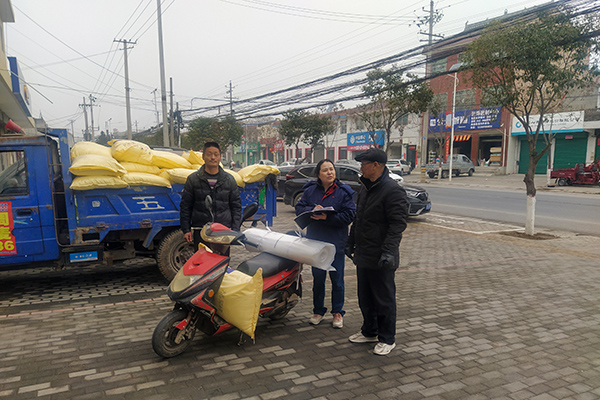2月10日，尿素銷售人員在武功縣貞元鎮(zhèn)農(nóng)資店門口與農(nóng)戶交流。(副圖）.jpg