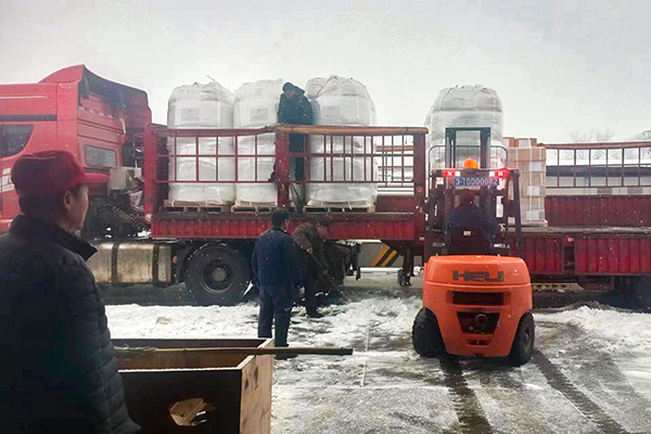 2月12日，物資采供部彬州分部在大雪中卸車，保障物資供應(yīng)(副圖）.jpg
