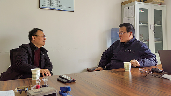 圖2：2.14日，運銷市場部部長同華海物流部負(fù)責(zé)人就下游配送工作進(jìn)行商談(副圖）.jpg