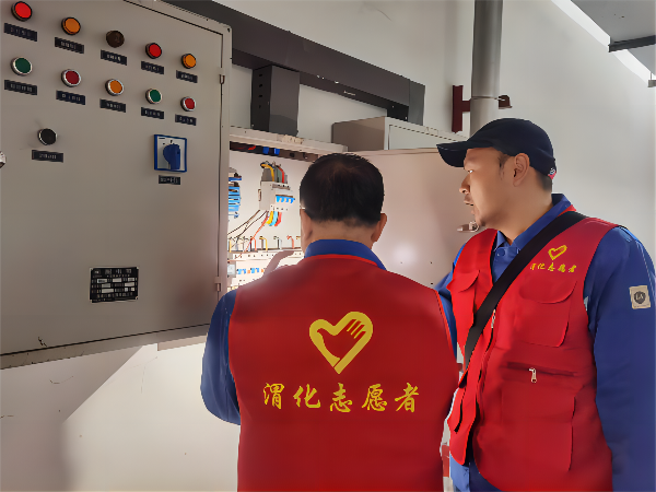 3月2日學(xué)雷鋒活動(dòng)現(xiàn)場(chǎng)，黨員喬磊和王益對(duì)現(xiàn)場(chǎng)配電箱進(jìn)行隱患排查(1).png