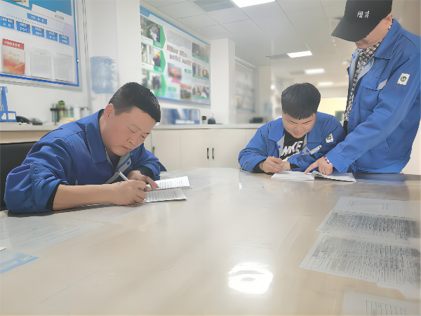 3月9日，化工一班班長王冬冬為徒弟制定學(xué)習(xí)計劃，主操李軍強(qiáng)為徒弟王浩男答疑(1).png