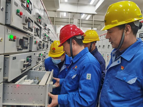 3月16日，對標交流現(xiàn)場，大家圍在一起對配電室開關(guān)柜查找差距與優(yōu)勢.jpg
