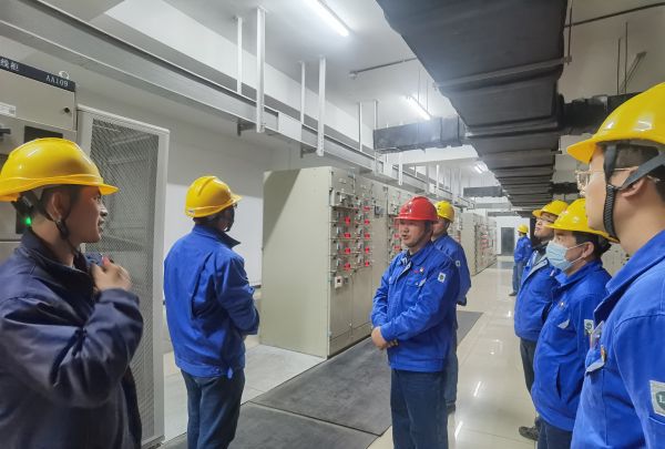 3月16日，對標交流現(xiàn)場，技術(shù)組長于康健為大家講述配電室的運維情況.jpg