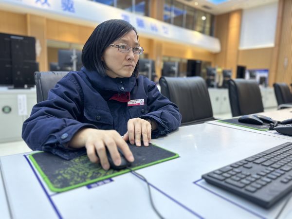 2023年3月24日，師傅劉秋榮在控制室巡檢裝置運(yùn)行狀況工作照。.jpg
