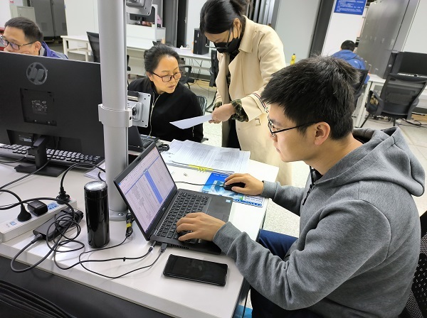 3月16日在浙江中控進行出廠前的核對校準(zhǔn)確認工作.jpg