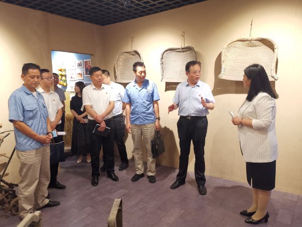 渭化集團(tuán)黨委副書記、董事、工會(huì)主席馮曉宏在五星村調(diào)研鄉(xiāng)村振興工作，參觀村史館3.jpg