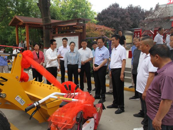 邀請幫扶單位渭化集團(tuán)到村贈(zèng)送旋耕機(jī)、鏟車、大蔥開溝機(jī)、高壓水泵4.jpg