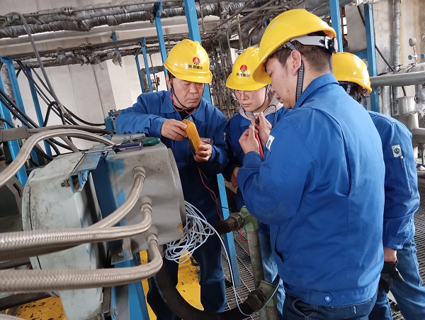 3月27日，郭凱、張桂芳、王國棟在二期氨壓機更換前置器檢維修工作.jpg