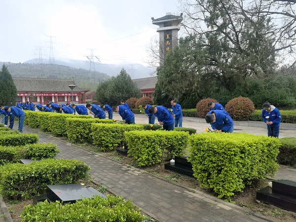 4月3日，全體黨員在烈士園碑區(qū)祭掃陵園、默哀深思.jpg