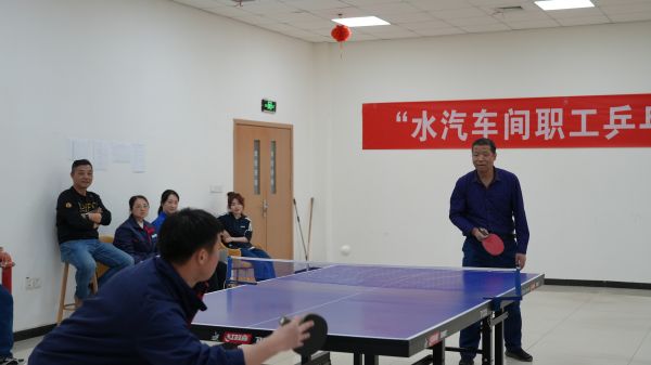 3月30日，舉行男子單打比賽。管理組李戰(zhàn)峰和運行三班王迪巔峰對決。.jpg