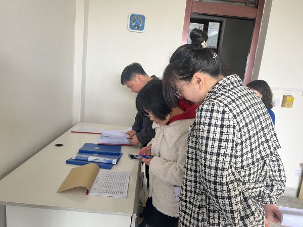 3.23健力寶審核組在質(zhì)檢部、審核易制毒管理，翻閱記錄。.jpg
