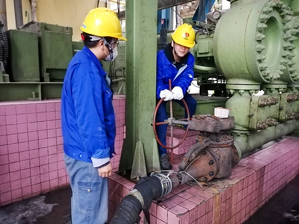 4月4日，合成三班作業(yè)人員通過軟管開始從二號大槽排放煤漿，并回收至一號大槽.jpg