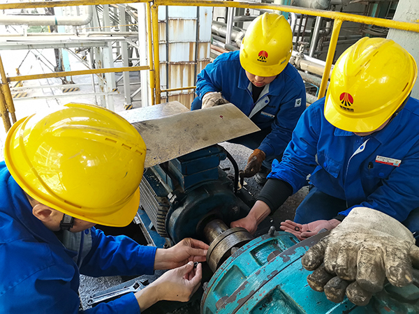 4月9日下午14時李剛、徐濤、張跟潮正在恢復聯(lián)軸器。.jpg