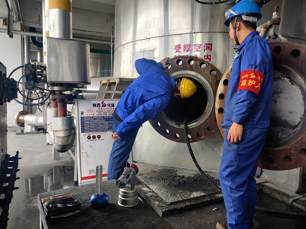 4月8日，氣化爐爐內(nèi)進(jìn)人檢修畫(huà)面。.jpg