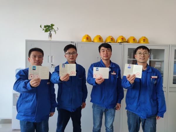 分析化驗室在線儀表班席輝，張超等人獲得環(huán)境保護設(shè)施技能證書.jpg