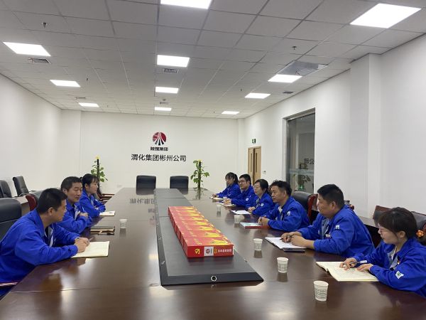 4月18日，制氣車間黨支部與質(zhì)量監(jiān)督檢驗部黨支部在彬州公司會議室，開展對標(biāo)交流活動，支部書記就提升支部黨建標(biāo)準(zhǔn)化建設(shè)交流經(jīng)驗畫面。.jpg