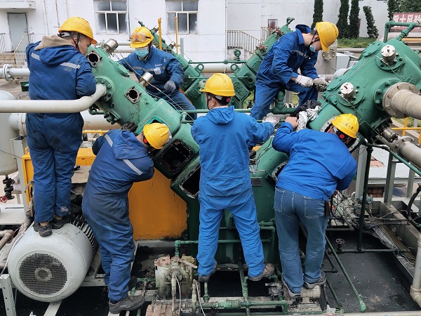 4月28日16時，檢修人員檢修二號小冰機.jpg