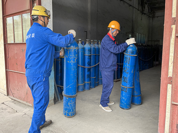 5月4日9：00，合成車間氣瓶站工作人員進行作業(yè)   600.jpg