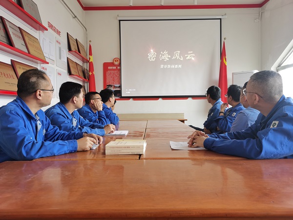5月10日，尿素車間管理組與化工班組共同觀看保密教育警示片密海風云.jpg