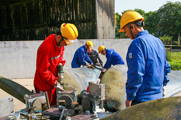 5月13日，李曉峰作業(yè)組檢修風(fēng)機(jī)葉片   600.jpg