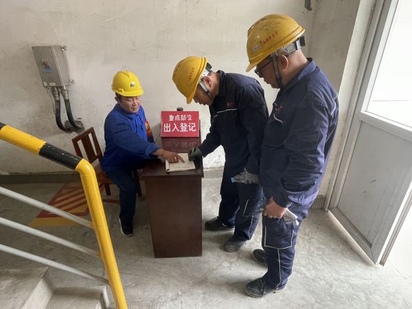 5.12上午，行政保衛(wèi)部在重點(diǎn)部位三期機(jī)組進(jìn)行進(jìn)入人員登記.jpg