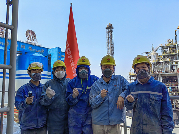 5月12日，動(dòng)力車間三期脫硫塔灰斗平臺(tái)，青年先鋒隊(duì)清理脫硫塔灰斗內(nèi)積灰，在休息時(shí)合影.jpg