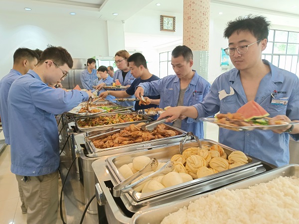 5月15日，檢修人在食堂用餐.jpg