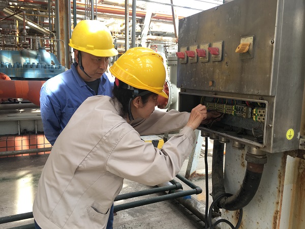 三期大檢修期間，臨時(shí)用電保障小組在現(xiàn)場為施工單位接電焊機(jī).jpg