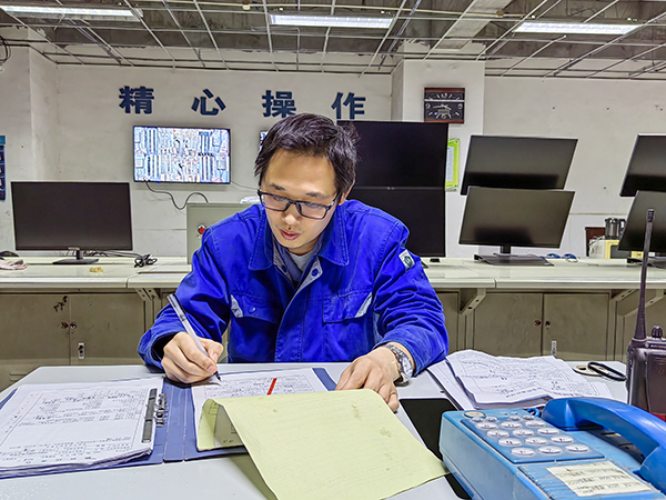 5月15日19點(diǎn)，動(dòng)力車間三期控制室，技術(shù)員畢加佳給加班檢修的5號(hào)鍋爐更換空預(yù)器辦理檢修票.jpg