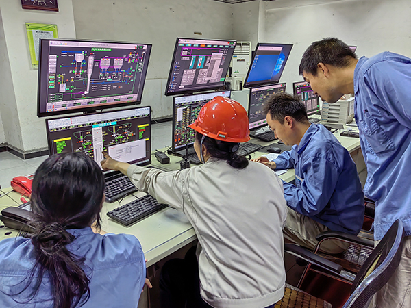 5月13日，動(dòng)力車間三期控制室，DCS調(diào)試將一、二期氨水制備工程師站遷移至三期.jpg