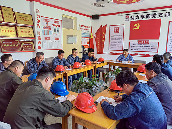 5月16日。動力車間會議室，安全員焦路秦正在給外協(xié)檢修人員培訓.jpg