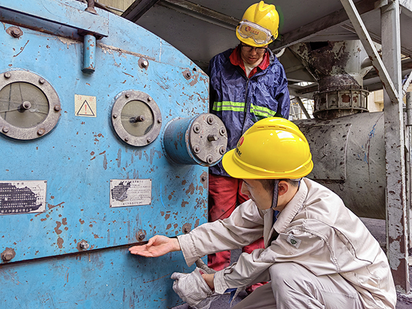 5月16日，動(dòng)力車(chē)間三期給煤機(jī)，屈豪正在檢查給煤機(jī)的復(fù)位情況.jpg