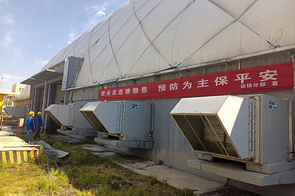 6月7日，運銷分部，張海波、曹侃、李智民等人員，在氣膜棚排查隱患運銷分部 伍思盈 攝.jpg