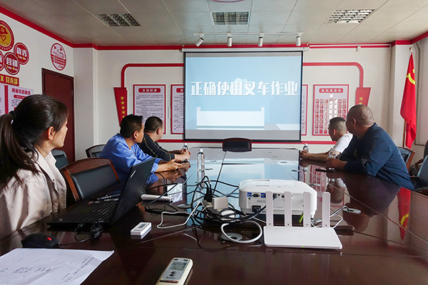 2023年6月運(yùn)銷(xiāo)市場(chǎng)部對(duì)叉車(chē)司機(jī)進(jìn)行安全培訓(xùn)  600.jpg