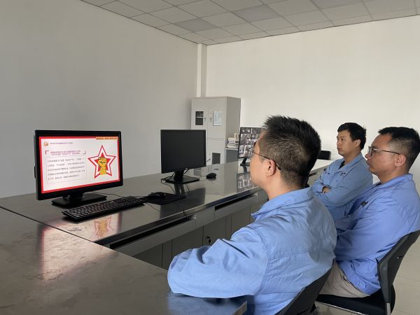 電氣運行二班成員組織觀看化工企業(yè)安全生產(chǎn)事故方面的視頻。.jpg