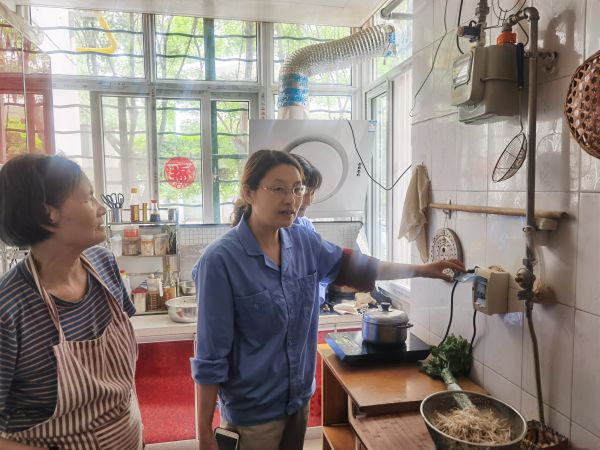 5.16日，女工協(xié)管員進(jìn)入職工家屬家里進(jìn)行安全用電宣講.jpg
