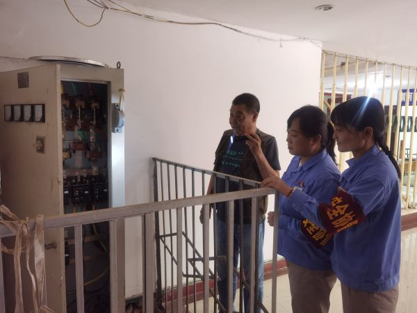 6月19日，公司女工協(xié)管員對(duì)單身樓配電間進(jìn)行安全用電檢查.jpg