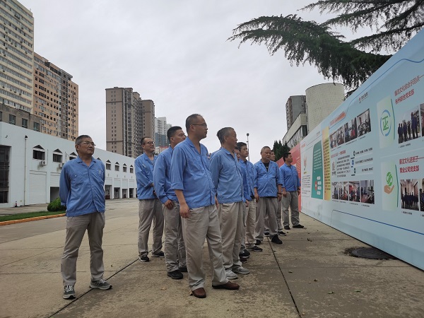 7月3日下午，尿素車間在公司辦公樓前黨員職工參觀公司主題展板2.jpg