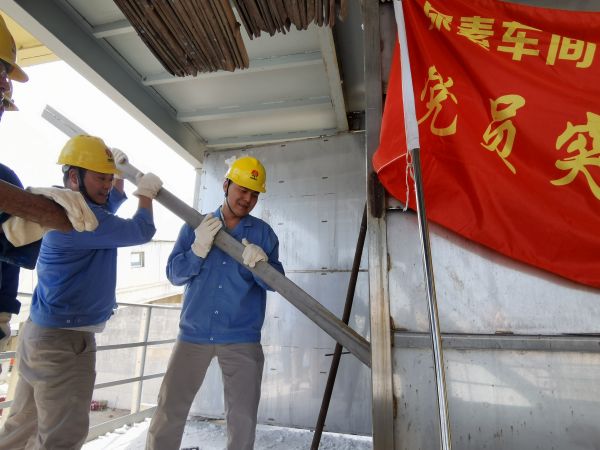 5月初，尿素車間技術員殷聯(lián)剛清理粒子冷卻器.jpg