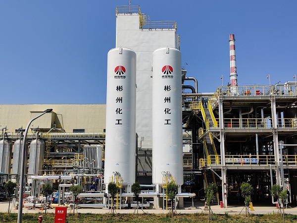 制氣車間，7月建成投用的707低溫能源綜合利用項目主設(shè)備液氮儲罐現(xiàn)場圖。 (1).jpg