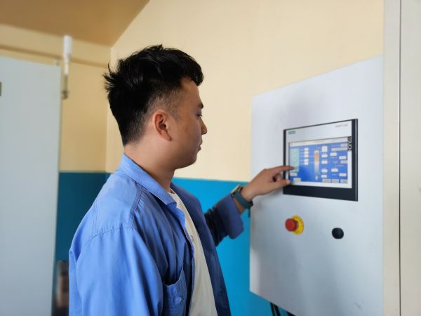 7月26日，尿素車(chē)間化工四班于堯?qū)αＷ永鋮s器運(yùn)行工況進(jìn)行調(diào)整.jpg